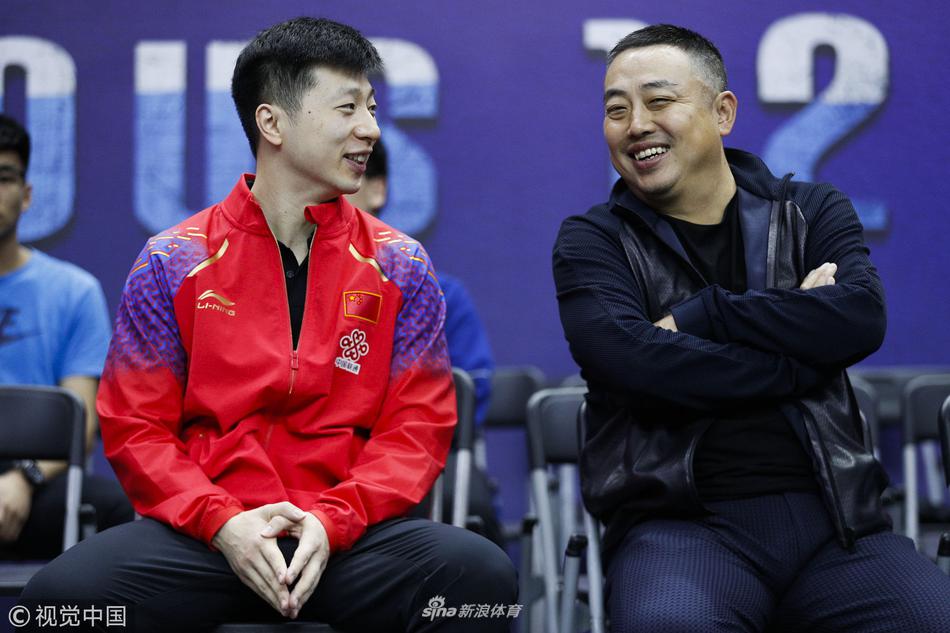 直通赛马龙刘国梁场边热聊