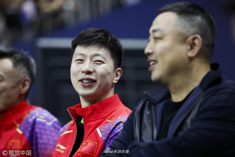 直通赛马龙刘国梁场边热聊