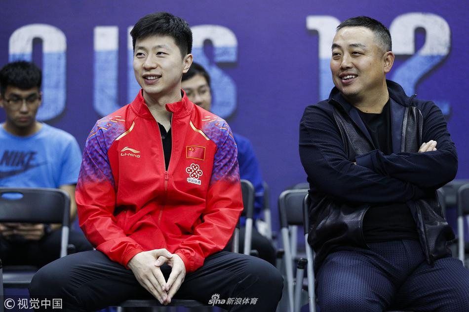 直通赛马龙刘国梁场边热聊