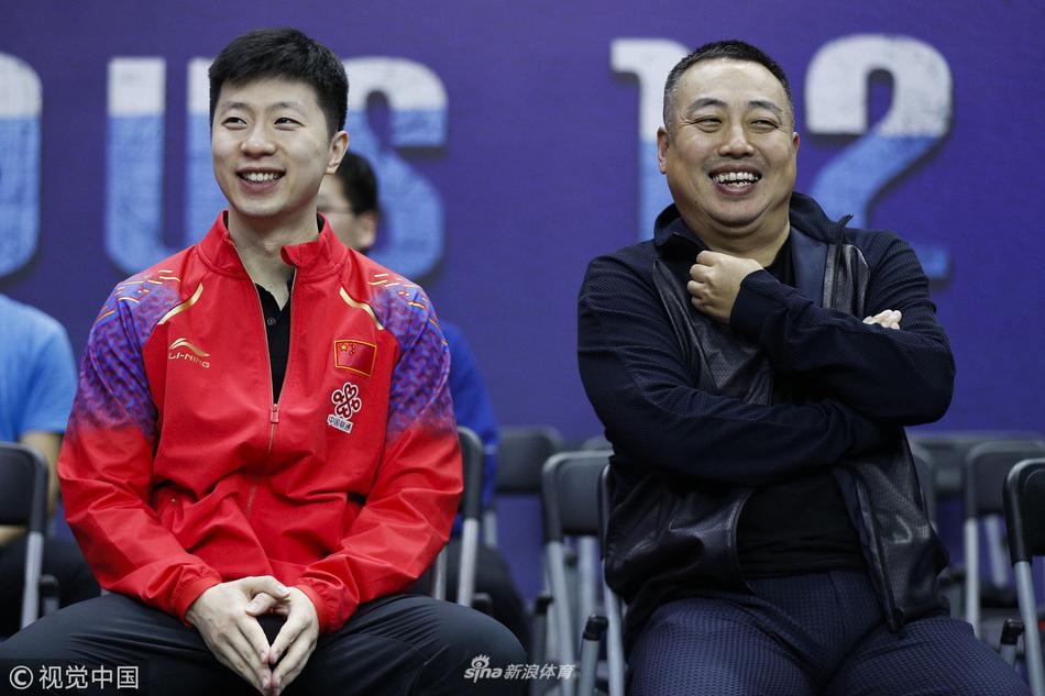 直通赛马龙刘国梁场边热聊