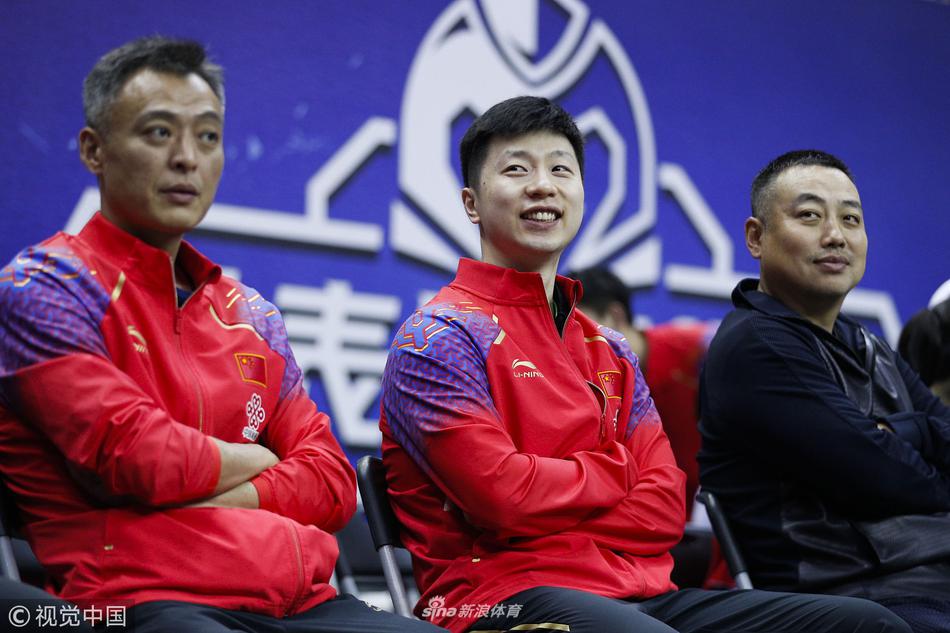 直通赛马龙刘国梁场边热聊