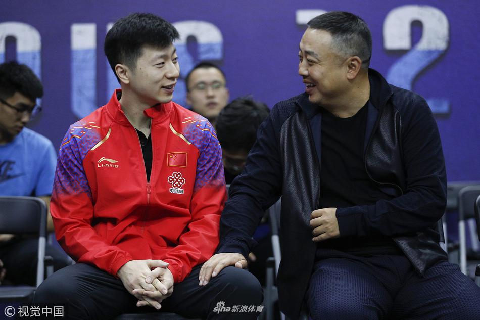 直通赛马龙刘国梁场边热聊