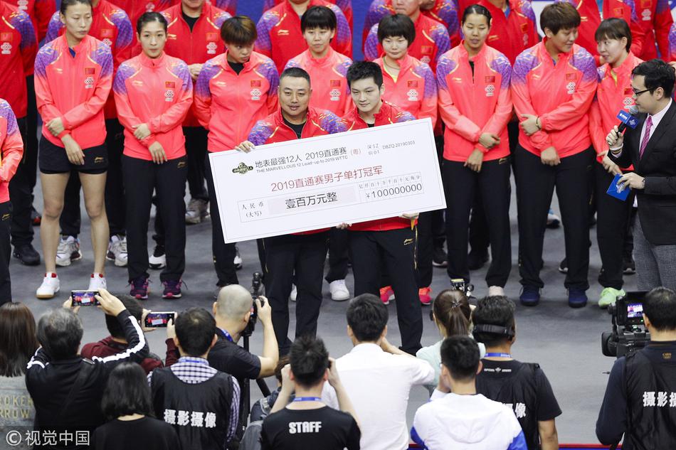 直通赛刘国梁为陈梦樊振东颁奖