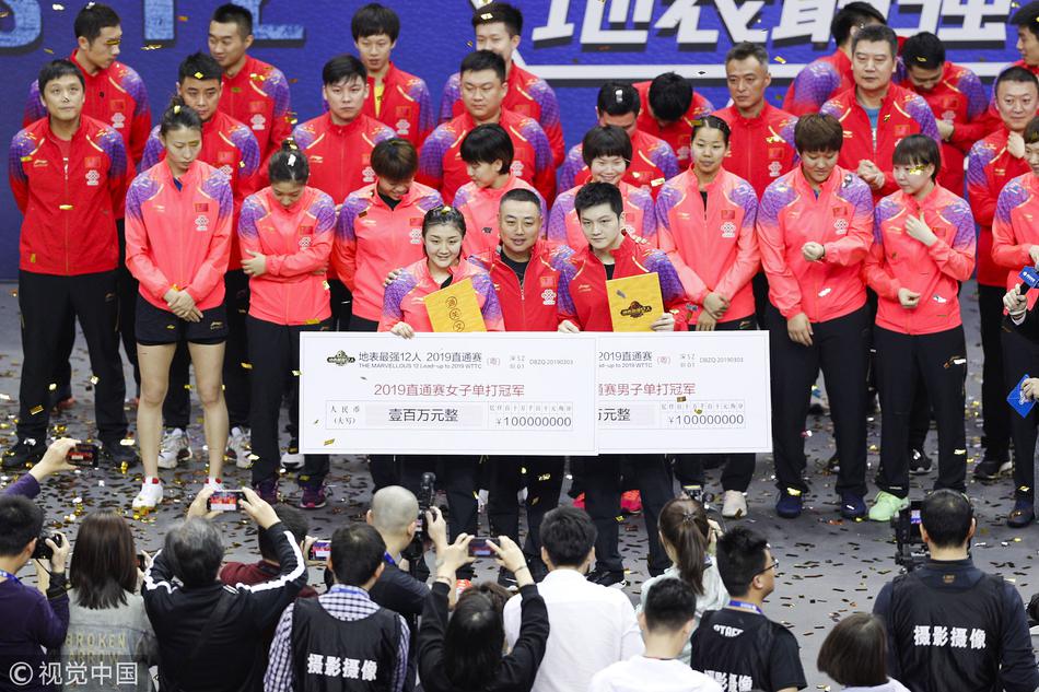 直通赛刘国梁为陈梦樊振东颁奖