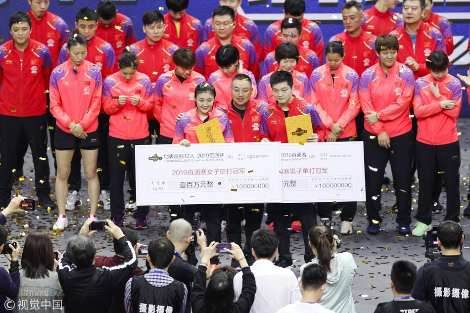 直通赛刘国梁为陈梦樊振东颁奖