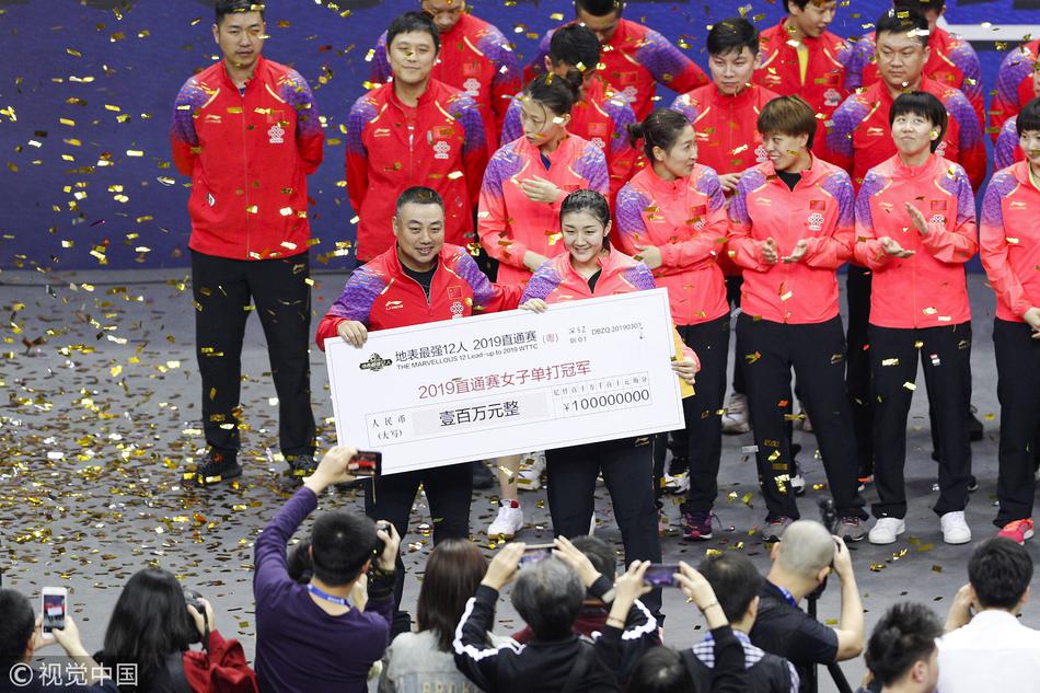 直通赛刘国梁为陈梦樊振东颁奖