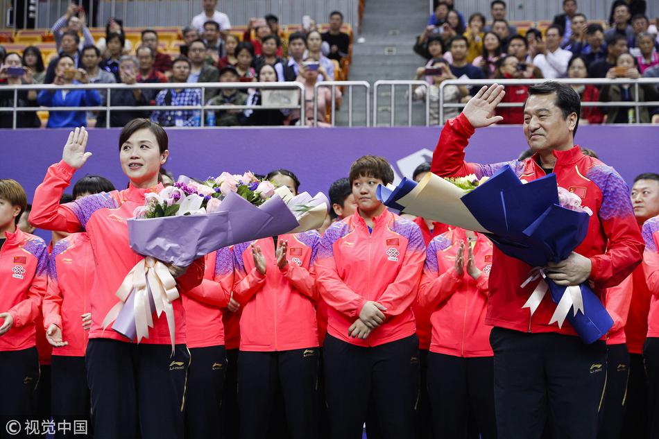 直通赛刘国梁为陈梦樊振东颁奖