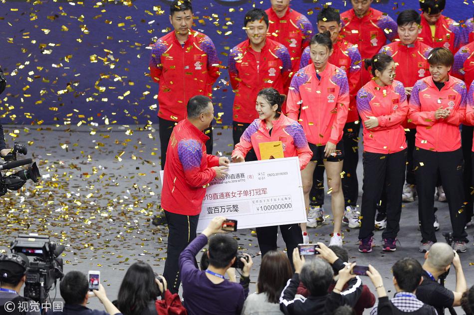 直通赛刘国梁为陈梦樊振东颁奖