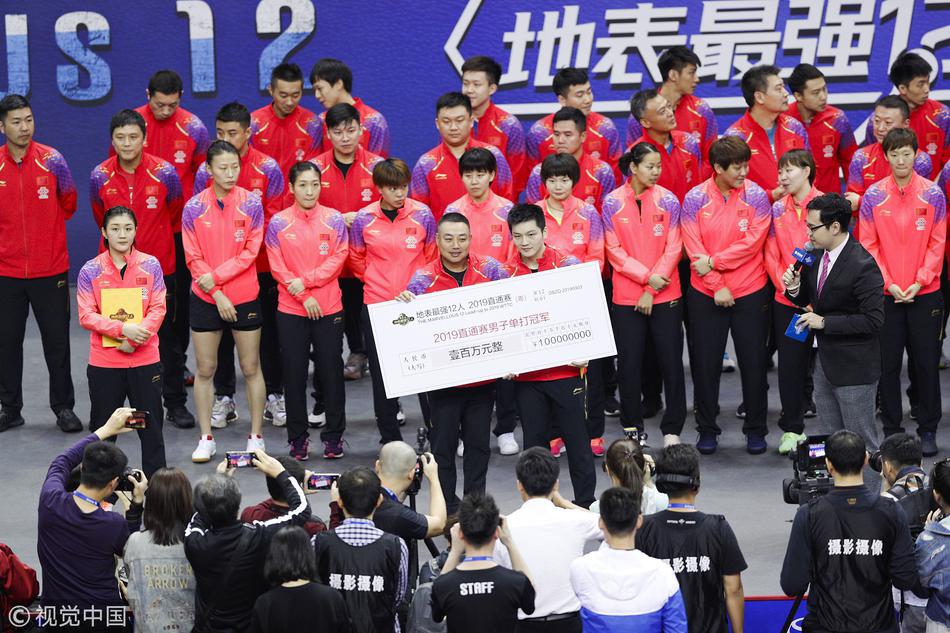 直通赛刘国梁为陈梦樊振东颁奖