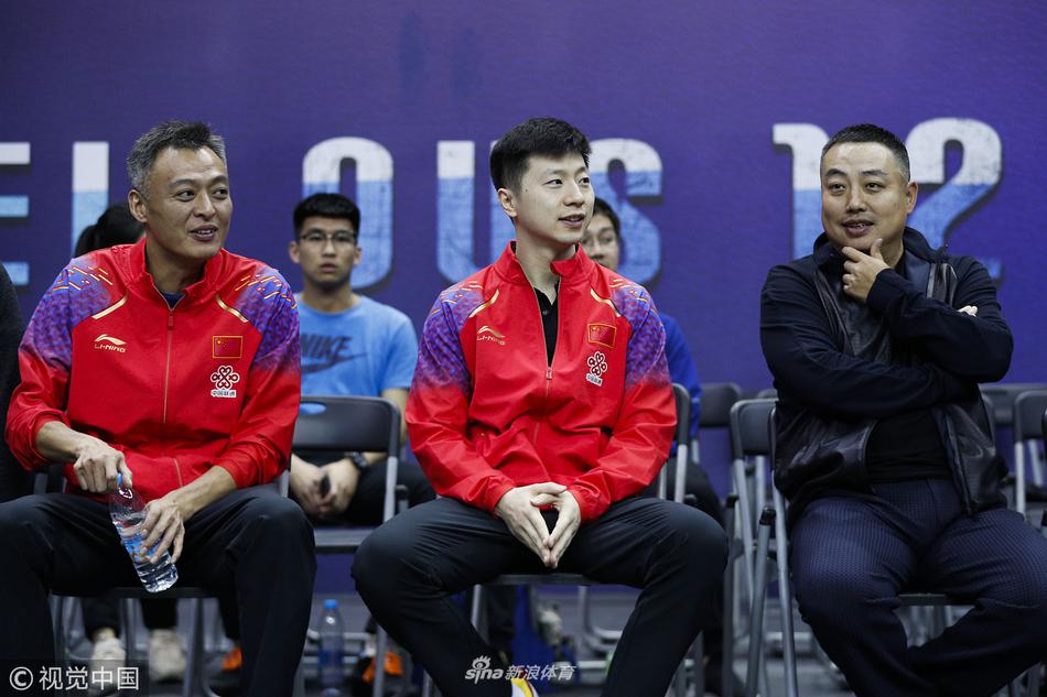 直通赛马龙刘国梁场边热聊