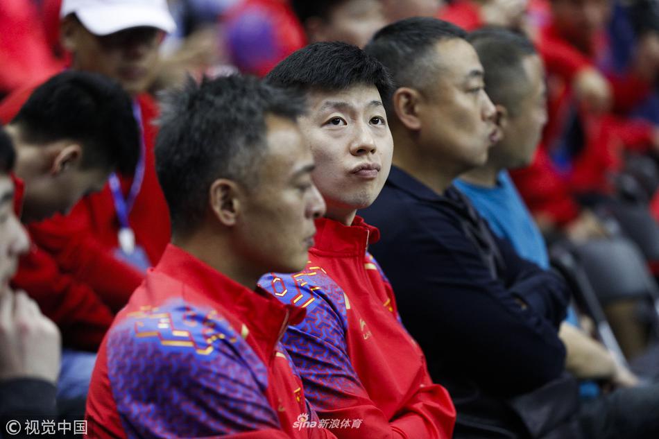 直通赛马龙刘国梁场边热聊