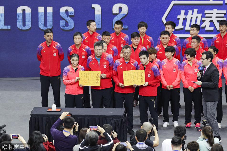 直通赛刘国梁为陈梦樊振东颁奖