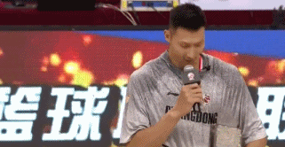 喜笑颜开！阿联获颁最佳防守队员奖杯