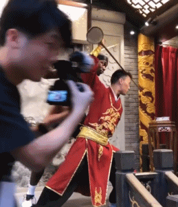 博格巴飞抵成都！想要学打麻将