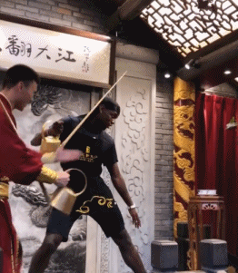 博格巴飞抵成都！想要学打麻将