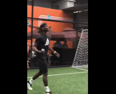 博格巴飞抵成都！想要学打麻将