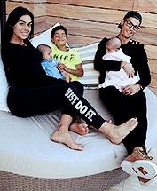 甜！C罗乔治娜甜蜜秀恩爱瞬间