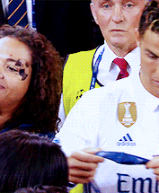 甜！C罗乔治娜甜蜜秀恩爱瞬间