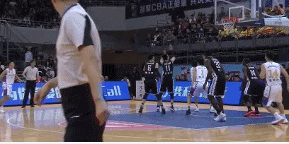 刘志轩受伤被钟诚背离赛场