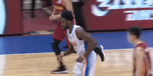 慎点！19岁小将遭肘击嘴唇爆裂