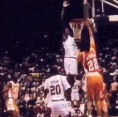 扣坏篮筐统治攻防！大学时期的大鲨鱼你见过吗？