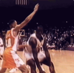 扣坏篮筐统治攻防！大学时期的大鲨鱼你见过吗？