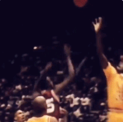 扣坏篮筐统治攻防！大学时期的大鲨鱼你见过吗？