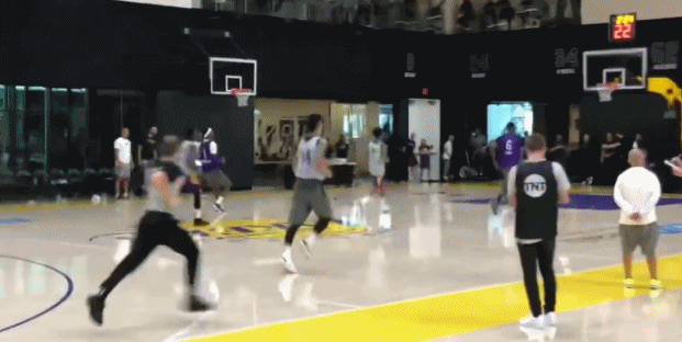 湖人5V5对抗赛浓眉打服魔兽！詹姆斯超远三分绝平！隆多反绝杀！