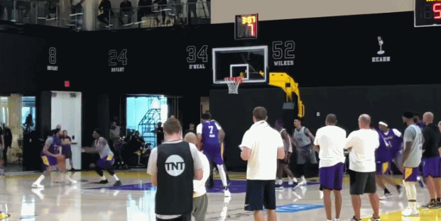 湖人5V5对抗赛浓眉打服魔兽！詹姆斯超远三分绝平！隆多反绝杀！