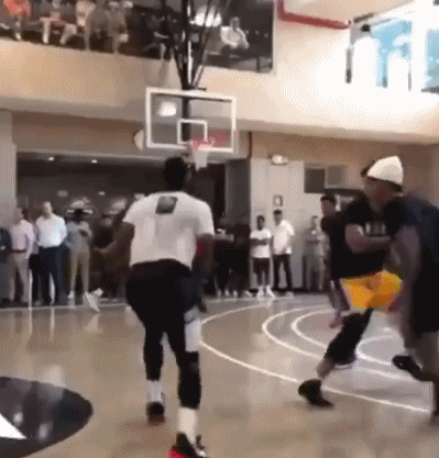 饼皇看了会沉默！哈登今夏最疯狂的喂饼表演 奉献给了湖人中锋