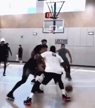 饼皇看了会沉默！哈登今夏最疯狂的喂饼表演 奉献给了湖人中锋