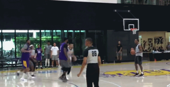 湖人5V5对抗赛浓眉打服魔兽！詹姆斯超远三分绝平！隆多反绝杀！