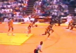 “历史第1主帅”打球啥水平?隔扣巅峰湖人!刺穿公牛王朝整条防线!