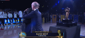 退役的老将大卫-韦斯特领取戒指