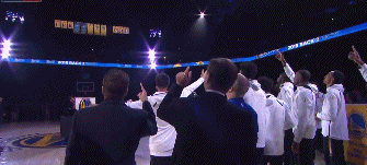 全队一起见证冠军旗帜揭幕