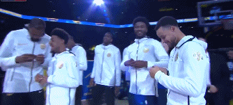 全队一起观察戒指