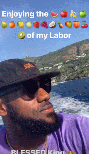 詹姆斯近日跟家人朋友在度假。