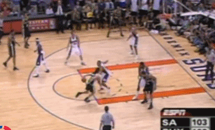 速度看上去不算太快，但防守者就是跟不上