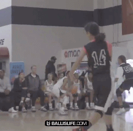 科比执教兰多夫督战！俩闺女联手大胜 率曼巴队杀进决赛