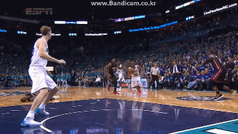 韦德扇飞肯巴-沃克