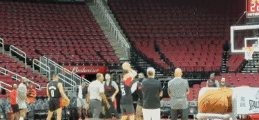 火箭训练营首日精彩瞬间 威少全程乐开花 哈登秀后撤步三分