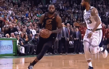 身上挂着莫里斯上进