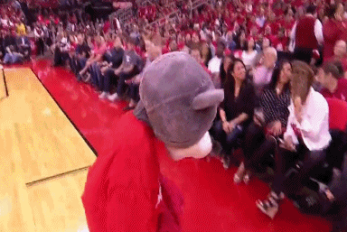 《权游》主演现身火箭主场！这么性感的龙妈你见过吗？