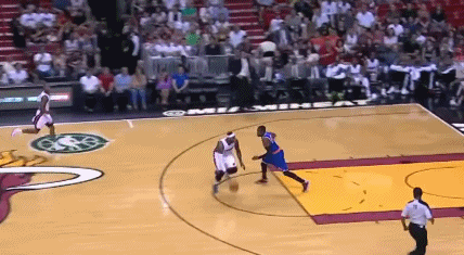 防守球员抱都抱不住！