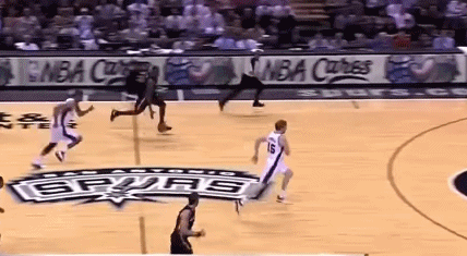 被犯规之后的180度转身上篮