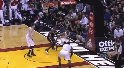 在空中完全失去重心之后将球打进