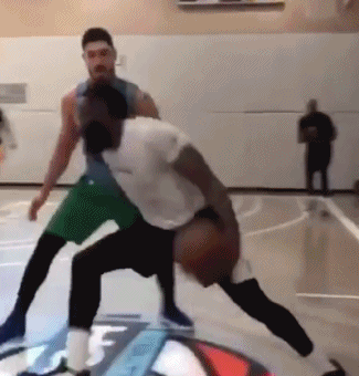 饼皇看了会沉默！哈登今夏最疯狂的喂饼表演 奉献给了湖人中锋