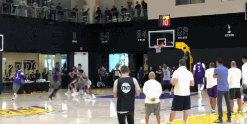 湖人5V5对抗赛浓眉打服魔兽！詹姆斯超远三分绝平！隆多反绝杀！