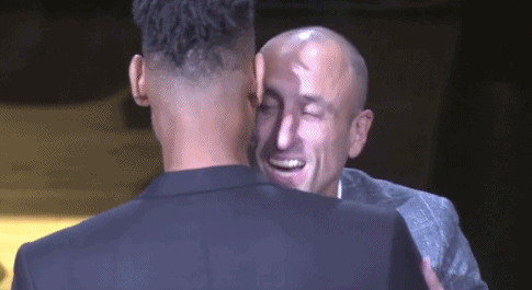 吉诺比利球衣退役仪式动情瞬间 邓肯摸头杀波波含着泪大笑