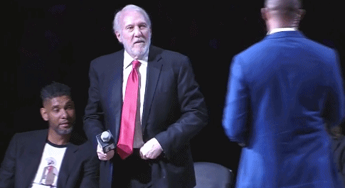 吉诺比利球衣退役仪式动情瞬间 邓肯摸头杀波波含着泪大笑